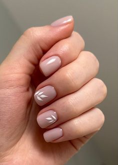 Neutral Fall Manicure, Fall Bridal Nails Brides, Bridal Manicure Wedding Nails Ideas, Nude Nails With Design Simple, Short Minimalist Nail Designs, Short Sns Nails Designs, Nude Bridal Nails, Fall Bridal Nails, Fancy Manicure