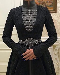 Aes Sedai, Georgian Dress, Queen Style, Targaryen Aesthetic, Estilo Real, National Dress, Fantasy Gowns, Elegant Accessories, Modest Outfits