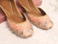 * Bridal wedding peach gold flat shoes with embroidered work and hanging beads as shown above. * comfortable in wear. * Perfect for every occasion. * best in quality. * Handmade by me. Please chose your size from the below chat. If you are not sure about your size, please let us know.We ll help you out. Check more here: https://www.etsy.com/in-en/shop/IndianartstoreShop?section_id=22851189 Sizes: - US 4.5 - EU 34 - 22.5 cms - US 5 - EU 35- 23cms - US 6 - EU 36- 23.5 cms - US 7- EU 37- 24 cms - U Pink Jutti, Trendy Wedding Shoes, Floral Flat Shoes, Gold Shoes Flats, Fall Wedding Shoes, Gold Wedding Shoes, Pink Christmas Gifts, Pink Wedding Shoes, Gold Ballet Flats