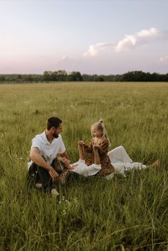 Family Photo Inspiration for boho vibes. Boho aesthetic family photos. Pose ideas for a family of three. Aesthetic Family Photos, Frolicking In A Field, Boho Family Photos, Family Session Poses, Family Photo Inspiration, Aesthetic Family, Family Photo Outfit