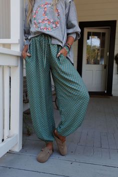 Mystic Mirage Printed Joggers - Teal | Three Bird Nest Cute Relaxing Outfits, Hippie Gifts For Women, Spiritual Fashion Boho Style, Hippie Clothing Style, Boho Lounge Outfit, Modern Boho Chic Outfits, Clothes Granola, Winter Earthy Outfits, Hippie Style Clothing Winter