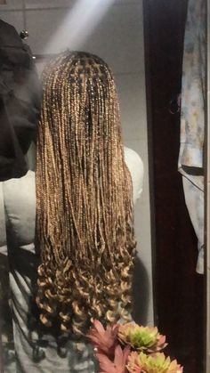 Blond Braids With Curly Ends, Mixture Of Blonde And Brown Braids, Brown And Blonde Knotless Braids With Curls, Honey Blonde Box Braids With Curly Ends, Dark Brown Braids With Curls, Honey Brown Braids With Curls, Blonde And Brown Braids With Curls, Colour Combo Braids, Honey Blonde Knotless Braids With Curls