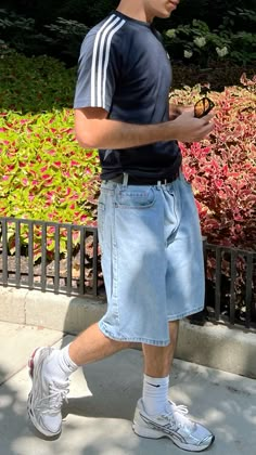 Jhorts Men Outfit Y2k, Summer Inspo Men, Mens Artsy Fashion, Jorts Streetwear Outfit, Outfit For Summer Men, Summer Fits Men 2024, Outfit Inspo Men Summer, Shorts Man Outfit