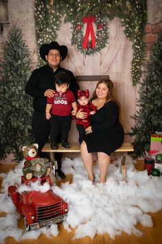 Family Portrait Poses, Photo Decor, Portrait Poses, Holiday Photos, Family Portraits, Christmas Sweaters, Couple Photos, Christmas, Photography