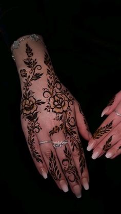 Khaliji Henna Design, Mehendi Design Bridal Mehndi, Mehndi Designs Traditional, Mehendi Design Bridal, Mehndi Design Indian, Simple Engagement Party, Modern Mehndi Design, Gold Bangle Design