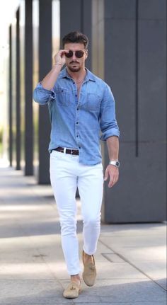 Outfit Jeans Blancos Hombre, White Jeans Outfit Men, Summer Streetwear Outfits, Mens Lifestyle Fashion, Jeans Pants Outfit, White Pants Outfit, Smart Casual Menswear, Pants Outfit Men, Man Dressing Style