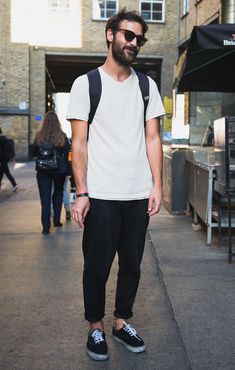 Men's Street Style Photography, Men Minimalist Fashion, Street Style Photography, Men's Street Style, Minimalist Fashion Men, Click Photo, Mens Fashion Casual Outfits, Nice Style, Street Fashion Photography