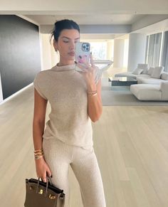 Classy Loungewear, Cashmere Loungewear, Birkin Mom, Classy Fits, Sofia Richie, Fashion Mistakes, Lookbook Outfits, Elegant Outfit, Outfits Aesthetic