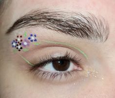 eye makeup look easy liner simple aesthetic flowers garden white green red blue black purple lilac glitter spring summer vibes Lilac Fairy Makeup, Purple Ethereal Makeup, Fairy Makeup Aesthetic Green, Easy Liner, Lilac Graphic Liner, Graphic Purple Eyeliner, Lilac Glitter, Flower Makeup, Soft Spring