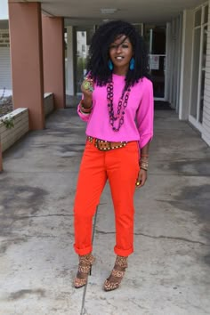 Pink Pantry, Orange Pants Outfit, Pegged Jeans, Style Pantry, Color Blocking Outfits, Orange Pants, Leopard Print Shoes, Orange Outfit, Outfit Pink