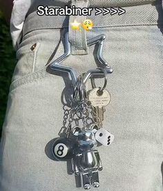 Keychain On Pants Aesthetic, Carabiner Keychain Ideas, Keychain Aesthetic Men, Caribeaner Keychain Ideas, Caribeaner Keys, Aesthetic Carabiner, Aesthetic Key Chains