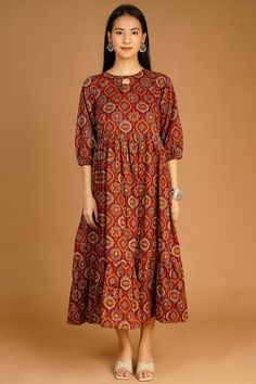 Tessuto: cotone Jaipur - tessuto di cotone 100%

Il modello è 5'5 "e indossa dimensioni piccole Block Print Dress Indian, Block Print Dress, Dress Indian, Cotton Maxi, Indian Cotton, Samoa, Brown Dress, Printed Maxi, Guinea Bissau