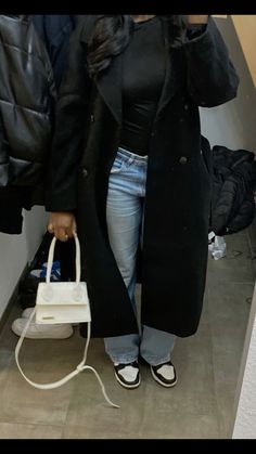 Winter Aesthetic Girl Outfits Black, Black College Outfits, Wool Coat Outfits For Women, Black Cardigan Outfit Black Women, Winter Outfit Going Out, Black Girls Outfit Ideas Winter, Outfit Manteau Noir, Outfit Avec Blazer Noir, Fall Outfits Black Women 2024