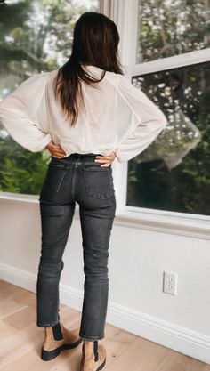 Daily Look – Natalie Borton Blog Black Pants Travel Outfit, Highwaist Jean Outfits Wide Leg, Womens Boots 2023, Black Jeans Work Outfit, Mom Jeans Winter Outfits, Chelsea Boots Outfit Women, Womens Autumn Fashion, High Waisted Boot Cut Jeans, Natalie Borton