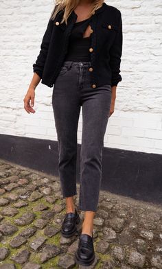 Dark grey denim jeans that have a beautiful raw-cut hem, paired with a flattering high-rise waist, in addition to pockets on the front and back and belt loops if wanting to add a belt. These jeans are the most perfect and versatile, on trend pair of denim for all year round no matter the occasion! Our model wears the Sailor Texo Sweater, Black Sam Cardigan, Grey Milan Cardigan and the Black Checo Top Colors: grey - white Sizes: XS / S / M / L / XL XS: Length 36.61 in - Width 11.81 in S: Length 3 Grey Jeans Outfit, Womens Low Rise Jeans, Zebra Print Skirt, Womens White Jeans, Dark Grey Jeans, Womens Ripped Jeans, Look Jean, Parisian Women, Grey Denim Jeans