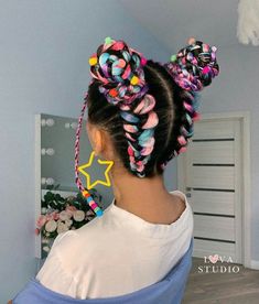 13 Extensiones de color para conseguir un look ultra aesthetic Braided Space Buns With Extensions, Festival Buns Hairstyles, How To Braid In Colored Extensions, Festival Braids With Color Extensions, Rave Hairstyles Braids, Rave Braids Festival Hair, Festival Hair Ideas, Edc Hair