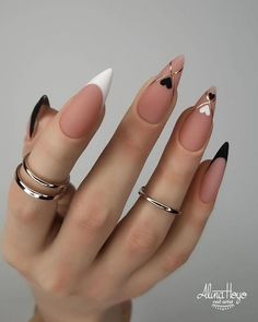 #aesthetic #dicas #unhaperfeita  #foryou #loveyou #bjs White Nail Inspo, Black Valentines Day, Black Valentines, Black And White Nail, Trending Photography, Valentines Day Nail, Usa Christmas, Valentine Nail Art, Gothic Nails