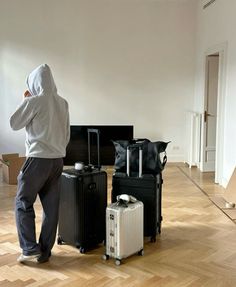 Apartment Men, Rimowa Luggage, Aesthetic Era, Luxury Lifestyle Couple, Trendy Outfit Inspo, Material Things, Gym Food, Island Life Style