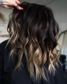 Balayage Hair Medium Length Dark Roots, Mid Length Hair With Money Piece, Light Ends On Dark Hair, Caramel And Black Hair, Dark Top Light Bottom Hair, Dark Balayage Hair Caramel, Black To Caramel Balayage, Short Black Hair With Blonde Highlights, Short Hair Balayage Brunette Caramel