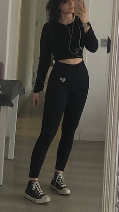 All Black Activewear Outfit, Sporty Clothes For Women, Gym Black Outfit, Punk Gym Outfit, Black Converse Gym Outfit, Black Activewear Outfit, Edgy Workout Outfits, Edgy Gym Outfit, Black Gym Outfit Aesthetic