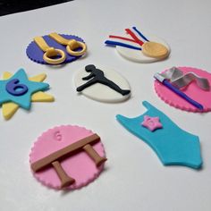 there are many different items made out of fondant