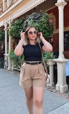 Summer Outfit Curvy Girl, New York City Outfits Summer Plus Size, Greece Wardrobe, Short And Curvy Outfits, Mid Size Summer Outfits, Shorts For Curvy Women, Outfits For Short Women Curvy, Packing Outfits, Winter Fall Outfits