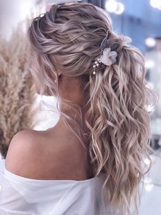 chic curly wedding ponytail updo hairsytles Rose Gold Hair Accessories, Gold Hair Comb, Wedding Hair Clips, Flower Hair Comb, Wedding Hair Flowers, Bridal Hair Vine, Rose Gold Hair, Trending Hairstyles, Hair Vine