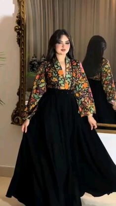 الخامة :  تفته استرتش المقاسات بالرقم  1 2 3 4 5 6 المقاسات بالحرف    S M L XL XXL XXXL Black Top Designs For Women, New Model Dresses For Women, Marriage Dresses For Women, Simple Function Dress, Black Contrast Color Dress, 2024 Fashion Trends For Women, Skirt With Shrug, डिजाइनर कपड़े, Outfit Indian