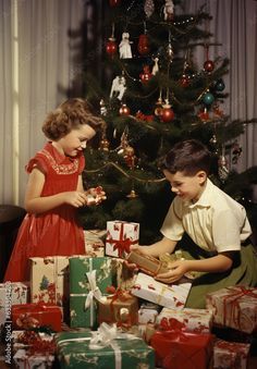 #homedesign, #decorinspiration 1940s Christmas Aesthetic, Vintage Christmas Photoshoot Ideas, Vintage Christmas Advertisements, Vintage Family Christmas Photos, 60s Family Photos, 60s Christmas Aesthetic, 70s Christmas Aesthetic, Christmas Party Vintage, Christmas Photoshoot Kids