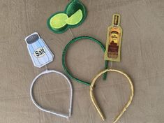 the items are laid out on the table to be used as hair accessories for st patrick's day