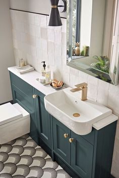 Traditional Bathroom in Green Colour Vanity Bathroom, Green Bathroom Suite, Dark Traditional Bathroom, Shaker Bathroom Ideas, Fitted Furniture Bathroom, Fitted Bathroom Ideas, All White Bathroom With Pop Of Color, Traditional Small Bathroom Ideas, Small Main Bathroom Ideas