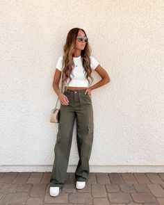 Fall Transition Outfits — Neutrally Nicole Women Baggy Pants Outfit, Cute Green Pants Outfit, Cargo Pants Mom Outfit, Women’s Pants Outfit, Mom Cargo Pants Outfit, Spring Cargo Pants Outfit, Bachata Outfit Casual, High Waisted Cargo Pants Outfit, Woman Cargo Pants Outfit