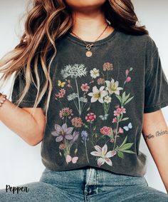 Wildflower Shirt, Cottagecore Shirt, Vintage Botanical Tshirt Lover Butterfly, Butterfly Shirt, Cottagecore Shirt, Botanical Shirt, Look Retro, Butterfly Shirts, Vintage Cottagecore, Butterfly Graphic, Feminist Shirt