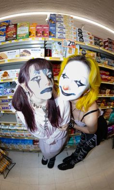 Duo Clown Costumes, Photoshoot Ideas Two People, Halloween Poses Photo Ideas, Alt Halloween Costumes, Clown Photoshoot, Creepy Clown Makeup, Unconventional Makeup