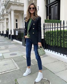 Ny Outfits Spring, Alex Riviere, Outfit Botas, Ny Outfits, Look Office, Blazer Bleu, Blazer Outfits For Women, Navy Blazer