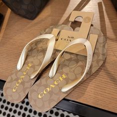 Sparkly Chanclas, Nice Flat Shoes, Sandals Outfit Summer, Coach Flip Flops, Coach Fashion, Cute Slippers