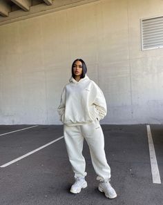 Oversized Tracksuit Outfit Women, Winter Lounge Wear Street Styles, White Tracksuit Outfit, Oversized Hoodie Outfit Aesthetic, Fall Season Outfits, Autumn Aesthetic Clothes, Fall Inspired Outfits, Cute Fall Aesthetic, White Hoodie Outfit