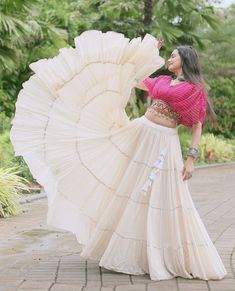 #lehenga #indianfashion Crop Top Lehenga For Navratri, Gujarati Lehenga, Chaniya Choli Designs Navratri, Navratri Look, Top Lehenga, Chaniya Choli Designs