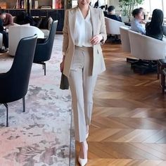 Blazer Outfits For Women, Elegant Blazers, Womens Suits, Woman Suit Fashion, Pantsuits For Women, Elegante Casual, Business Work, Classy Work Outfits, Stylish Work Outfits