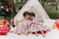 Natal área externa. Christmas Mini Shoot, Photo Drop, Holiday Photography, Christmas Family Photos, Photography Aesthetic, Ideas Family, Christmas Photoshoot