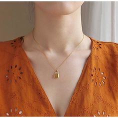 Collar con candado de oro minimalista y delicado. Este collar es tu joya ideal para el día a día. El estilo sencillo y clásico hace que este collar sea fácil de mezclar y combinar con otras cadenas. Puedes usarlo solo o combinarlo con tus otros collares de oro. ¡Un complemento perfecto para tu colección de joyas!
 ……………………………….
 DETALLES

 • Materiales: Acero inoxidable, baño de oro de 18k.
 • Longitud: 15,7 pulgadas (40 cm) + extensión 2 pulgadas (5 cm)
 • Dimensión de bloqueo: 0,4 pulgadas * Long Stone Necklace, Honeycomb Necklace, Padlock Necklace, Moon Phases Necklace, Custom Initial Necklace, Family Tree Necklace, Acrylic Necklaces, Raw Crystal Necklace, Lock Necklace