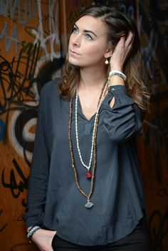 Long Necklace with Pearls and diamond by Vivien Frank Designs #pearl necklace Necklace With Pearls, Pearl And Diamond Necklace, Hippy Chic, Chic Necklace, Fiber Jewelry, Bead Set, Yoga Jewelry, Shooting Photo, Mala Necklace