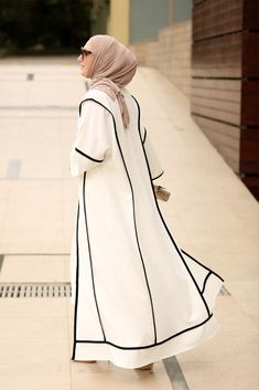 Shop the latest Beyaz Sport abaya trends with annah-hariri! Free delivery and returns, order today! The perfect addition to any Muslimah outfit, shop ALLDAY’s stylish Muslim fashion Abaya. Sport Abaya, Pink Boho Dress, Modest Maxi Dress, Muslimah Outfit, Hijab Designs, Mode Kimono, Mode Abaya, Abaya Designs, Abaya Dress