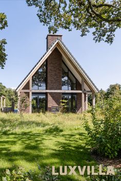 Gecombineerde Bramel woning van LUXVILLA in steen met een houten aanbouw, omgeven door een weelderige groene omgeving. #Bramel #LUXVILLA #DuurzaamWonen #HoutenAanbouw #GroeneOmgeving #Woningontwerp #Architectuur Open Trap, Tiny House, Modern Design, Villa, Design