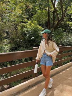 Causal Vacation Outfits, Casual Summer Outfit 2023, Cute Casual Outfits Shorts, Outfits For The City Summer, Cute Casual Beach Outfits, Clothes For Paris In Summer, Beach In The Fall Outfit, Outfit Camping Verano, Comfy Europe Outfits