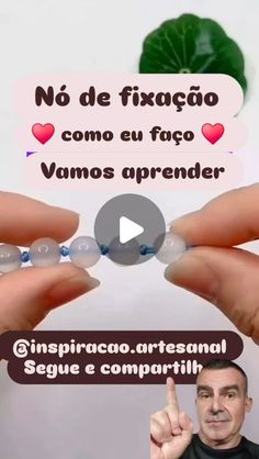 two hands holding beads with the words no de fixao come eu fao vamos aprender