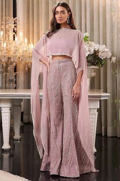 subtle pink color indo western outfit for perfect wedding wear🫰🏻🤍 Function Dresses, Look Boho Chic, Lehenga Designs Simple, Lilac Pink