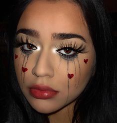 Heartbreak Makeup, Heart Clown Makeup, Maquillage Halloween Simple, Queen Of Hearts Makeup, Halloweenský Makeup, Creepy Halloween Makeup, Cute Halloween Makeup, Halloween Makeup Pretty, Halloween Eye Makeup