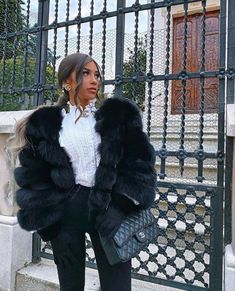 Black And White Fur Coat, Milan Outfits, Black Fur Coat, White Fur Coat, London Look, Smart Outfit, Chanel Fashion, Fancy Outfits