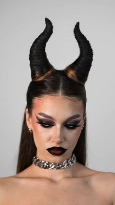 Devil Makeup Halloween, Costume Medusa, Halloween Dress Up Ideas, Maleficent Makeup, Maleficent Halloween, Creative Halloween Makeup, Dress Up Ideas, Devil Makeup, Halloweenský Makeup